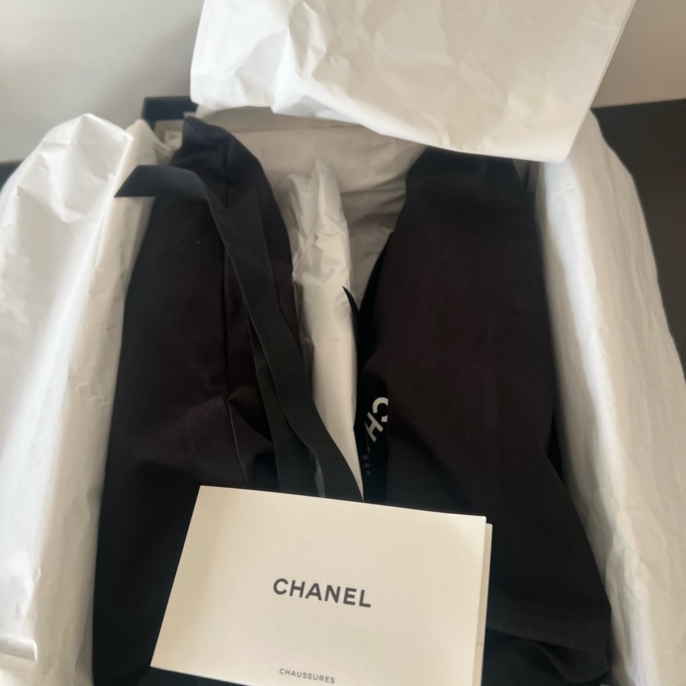 A Beautiful BRAND NEW fabric & embroidered pair of CHANEL Moccasin loafers 39.5 - Picture 5 of 15